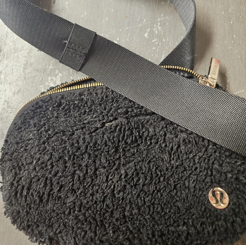 Lululemon Sherpa Crossbody - Picture 1 of 4